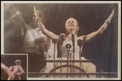 Escena &ldquo;On The Balcony of the Casa Rosada / Don&rsquo;t Cry For Me Argentina&rdquo;