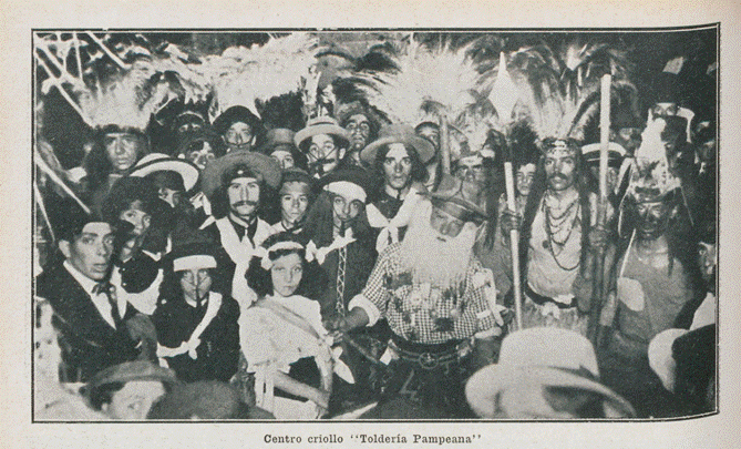 Gauchos, "cocoliche" e indios del Centro Criollo Tolder�a Pampeana (1913)