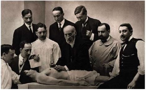 Ramón y Cajal fue pionero de las neurociencias y también permitió el desarrollo de la fotografía. Esta imagen, muy conocida y denominada “Disección de anatomía”, ilustra una de las sesiones del científico junto con sus colegas. En ella ilustró no solo su capacidad científica-médica, sino la importancia que le daba al registro gráfico de su vida y de su actividad científica.
