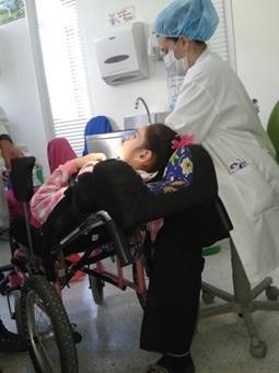 Intervencion Preventiva Por Estudiantes De Odontologia A Un Paciente Con Paralisis Cerebral Descripcion De Un Caso