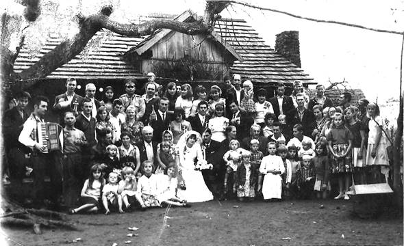 Wedding
guests, collective photography. Undated