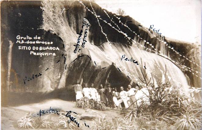 Maria da Luz Maria da Concei&ccedil;&atilde;o and her family workers and friends in the place of the supposed first apparition