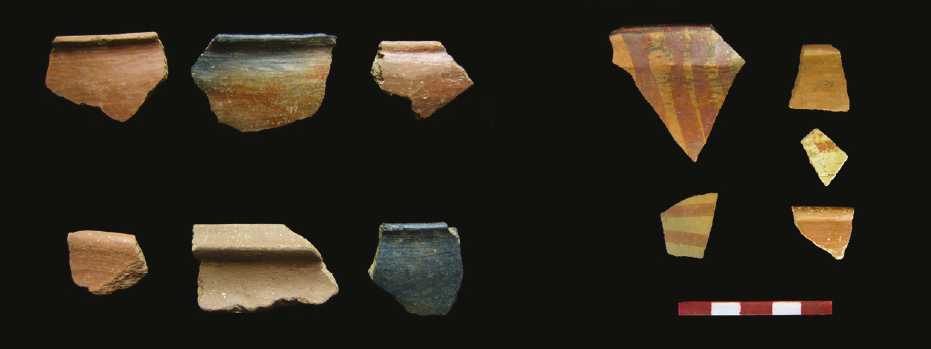 Izquierda: fragmentos de cuencos y ollas sin cuello, pulidos, nivel 7, estructura 15, área ii. Derecha: fragmentos con pintura roja encima de colores crema o naranja, nivel 6, estructura 15, área ii (foto: Hernando Malca Cardoza).