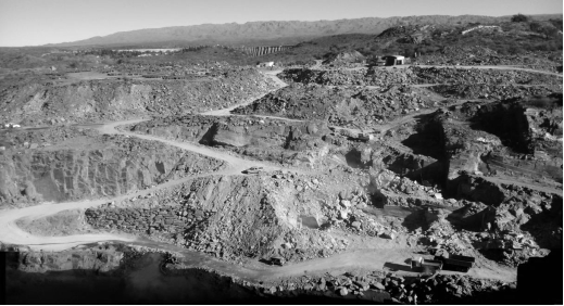 Foto panorámica de la cantera La Represa donde se observan accesos a diferentes frentes de explotación