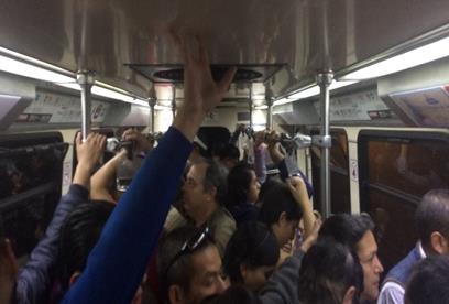 Usuarios de pie, en un carro de la línea 2 del tren eléctrico de Guadalajara