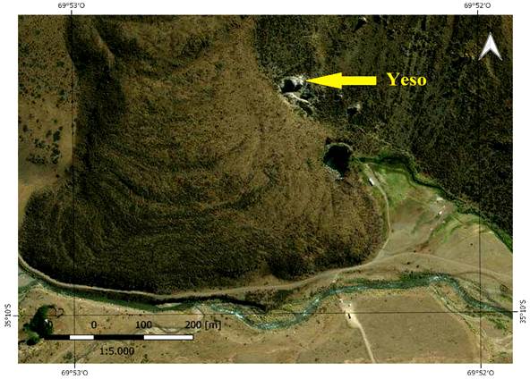 Dolinas Laguna y Lagunita de La Niña Encantada. En el centro de la imagen se puede ver una colada basáltica, y en el margen derecho, afloramientos de yeso. Geositio 4