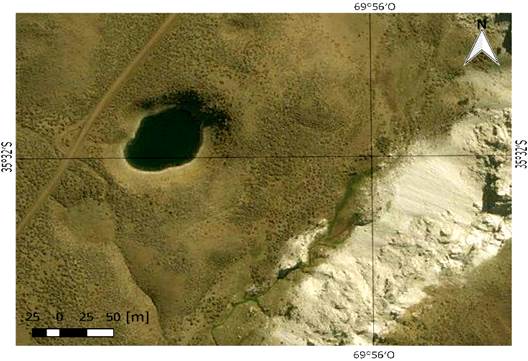 Dolina aislada N.º 8, en margen derecho se pueden observar afloramientos de yeso. Geositio 5