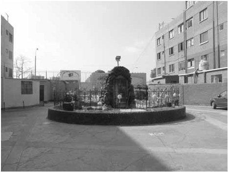 Imagen religiosa en plaza casi circular conformada en espacio cul-de-sac.