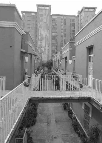 Conjunto Requena, rehabilitado despus de los sismos de 1985 y, al fondo Conjunto Soldominios, construido en sustitucin de vecindades (conventillos).