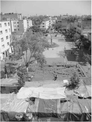 Plaza de "El Aguilita" que muestra un campamento transitorio de desalojados de una vecindad.