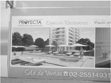 Imagen "blanqueada" en San Miguel, una comuna central tradicionalmente popular de Santiago.