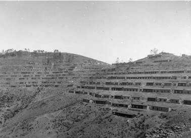 Vista a viviendas y cerros en el yacimiento El Tofo. Fuente: Colección Museo Histórico Gabriel González Videla.