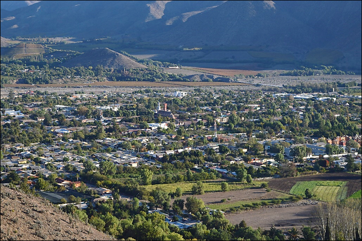 La ciudad de Vicu&ntilde;a en el valle de Elqui. Fuente: elaboraci&oacute;n propia.