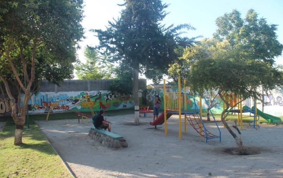 Plaza y juegos infantiles de mejoramiento comunitario.