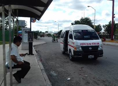 Servicio de transporte colectivo. Camioneta en primer plano y tricitaxi al fondo.