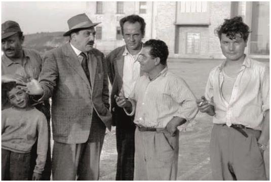 Gallizio conversando con los pobladores del campamento de Alba. 