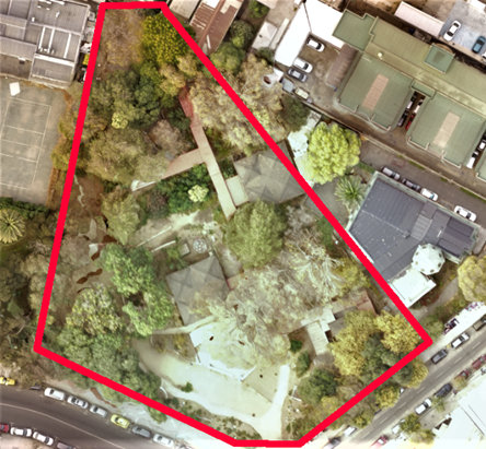 Imagen cenital del parque post-remodelaci&oacute;n con el contorno destacado en rojo. 