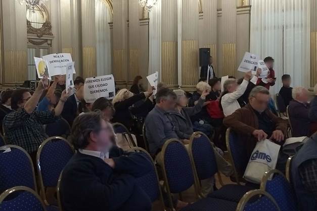 Vecinos reclamando en la audiencia pública en la legislatura de la ciudad. 1 de noviembre de 2018. Nótense las pancartas con consignas como “No a la densificación” o “Queremos elegir qué ciudad queremos”.