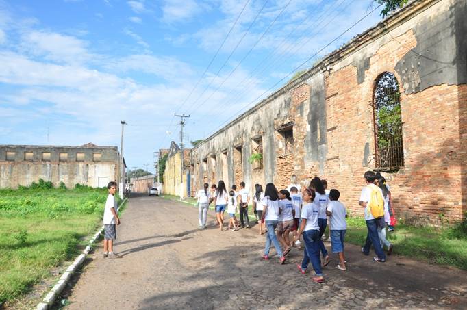 Caminho da escola s runas do Porto das Barcas