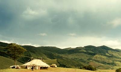 Montanhas presentes em paisagem rural