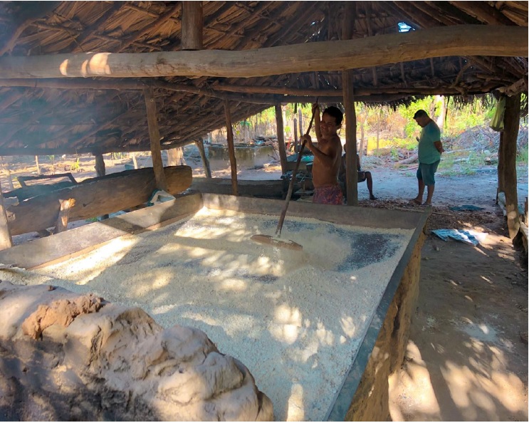 Produo de farinha artesanal no povoado Cajueiro em So Bernardo