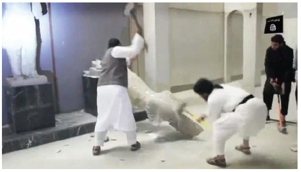 Terroristas de DAESH destruyendo varias estatuas en el Museo arqueol&oacute;gico de Mosul (Irak).
