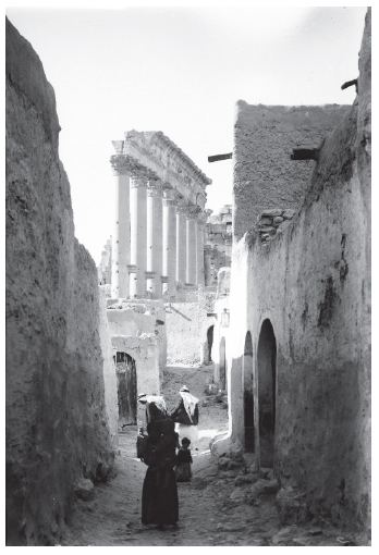 La ciudad de Palmira (Tadmor en &aacute;rabe) en Siria y las inmediaciones del templo de Bel ocupadas por la poblaci&oacute;n local a principios del siglo XX.