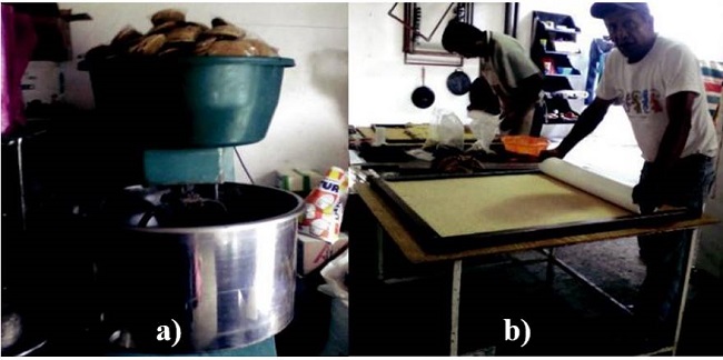 a) batidora para hacer las galletas de amaranto en la agroindustria familiar Karina; y b) elaboraci&oacute;n de una tarima del dulce de alegr&iacute;a en la agroindustria familiar La Gabara.
