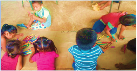 Fotograf&iacute;a de poblaci&oacute;n ind&iacute;gena infantil en realizaci&oacute;n de la Cartograf&iacute;a Social. Puerto Gait&aacute;n.