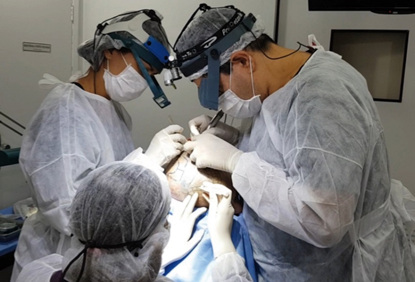 A posição 3 se inicia após extração da região occipital; rotação da
							cabeça lateralmente à esquerda; extração parietal e temporal à esquerda
							e implantação frontal à direita