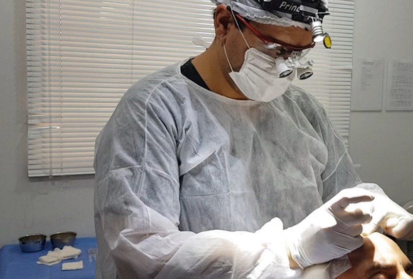 Posição 4; término da implantação em decúbito dorsal na maca médica
							elétrica tradicional