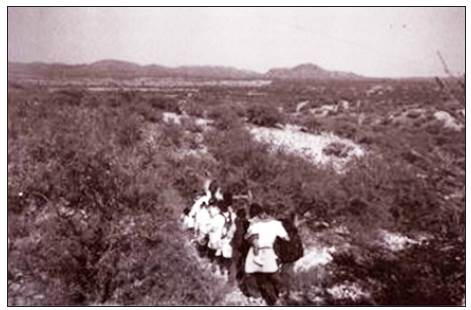 Grupo de emigrantes que incluye mujeres y niños sale de Sásabe hacia el noreste para internarse en el desierto