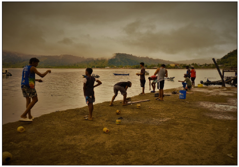 Jóvenes y niños pescando de línea. Bahía Solano, 30/07/2022, 10h47m.: En el sitio conocido como "La Esso" es común que las personas vayan a pescar de línea