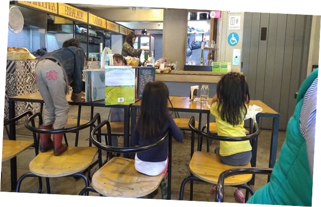 Agencia infantil en el restaurante más próximo al campamento