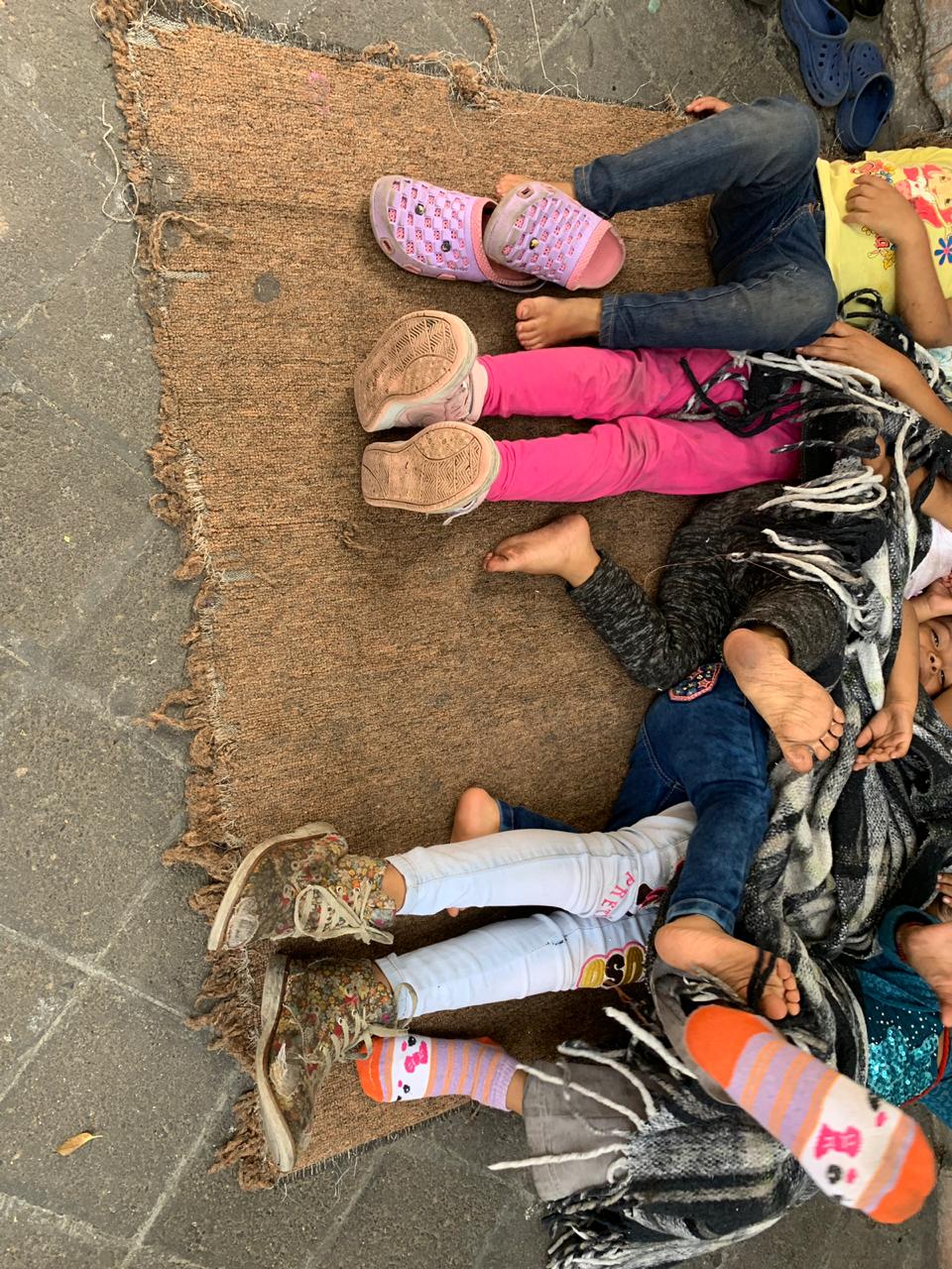 Niñas jugando al desalojo mientras duermen