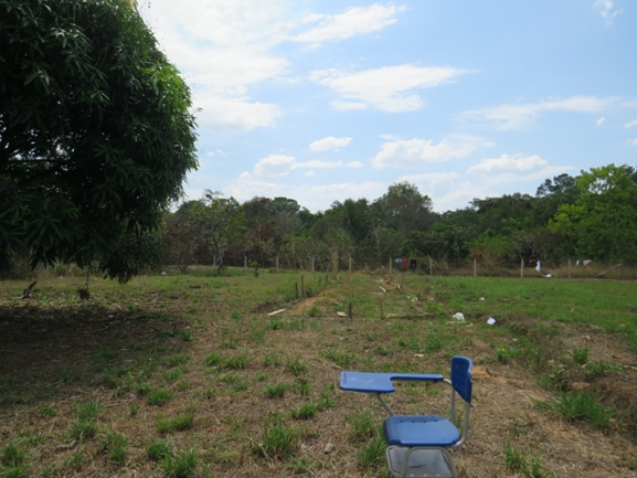 Parte de atr&aacute;s de la escuela, huertas y tendederos. Escuela La Planicie