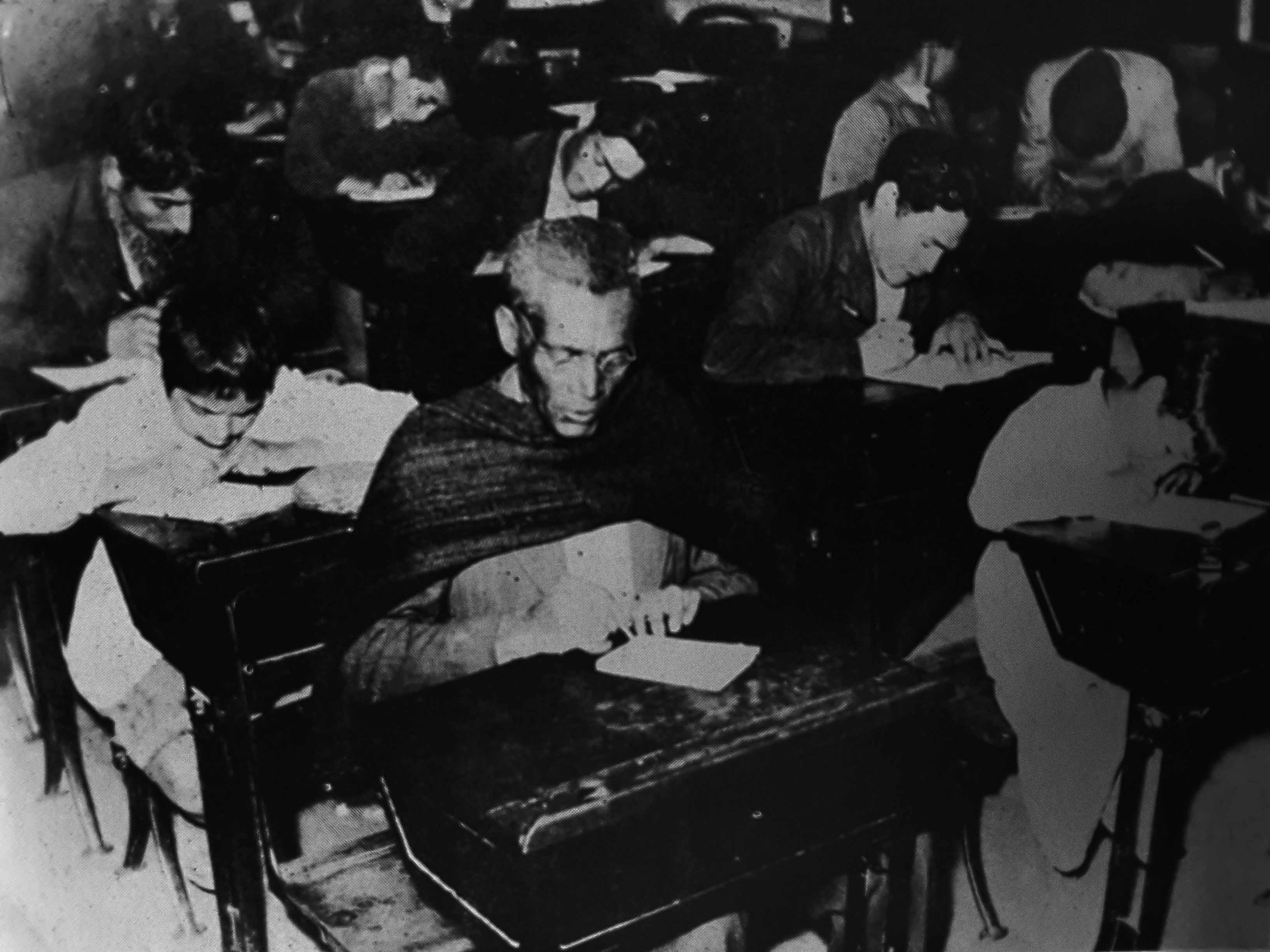 Obreros de todas las edades se inician en el conocimiento del alfabeto, bajo la direccin de alumnos del Externado Nacional de Bachillerato