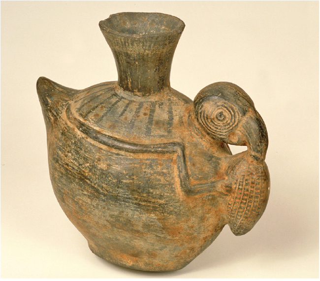 Vaso de cerâmica mostrando um psitácida comendo uma espiga de milho. Cultura Chimú, norte do Perú, ca. 800-1300 A.D.