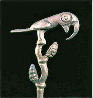 Alfinete de prata mostrando um psitácida e espigas de milho. Cultura Chimú, norte do Perú, ca. 900-1470 A.D.