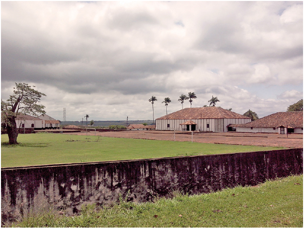 Detalhe do desn&iacute;vel do terreiro.