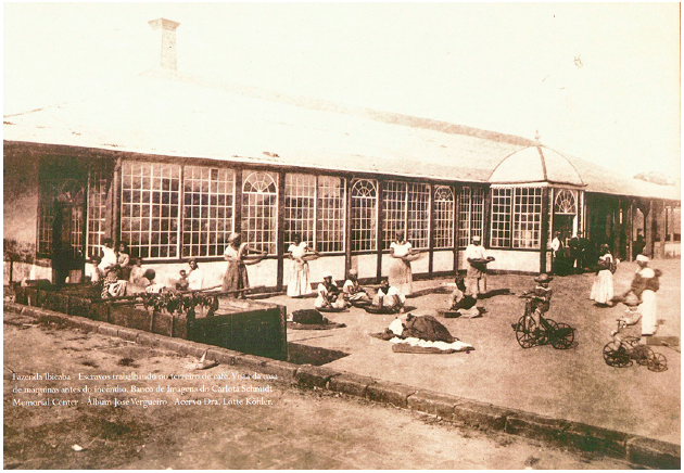 Fazenda Ibicaba: Escravos trabalhando no terreiro de caf&eacute;. Vista da casa de m&aacute;quinas antes do inc&ecirc;ndio.