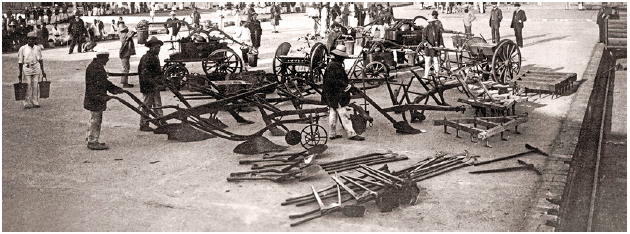 Detalhe do arado, dos escravos e dos senhores observando em semic&iacute;rculo. Recorte da Figura 11