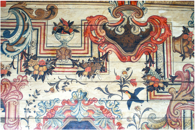 Pintura do s&eacute;culo XVIII em teto de vest&iacute;bulo da igreja da Ordem Terceira do Carmo, Mogi das Cruzes, SP, mostrando arranjos de frutas tropicais e p&aacute;ssaros brasileiros - tucano. Fotografia do autor