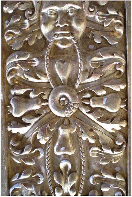 Detalhes do corpo inferior do ret&aacute;bulo das Virgens M&aacute;rtires, Bas&iacute;lica de Salvador, mostrando representa&ccedil;&otilde;es de frutos do caju, cacau e terceiro n&atilde;o identificado, s&eacute;culo XVII. Fotografias do autor