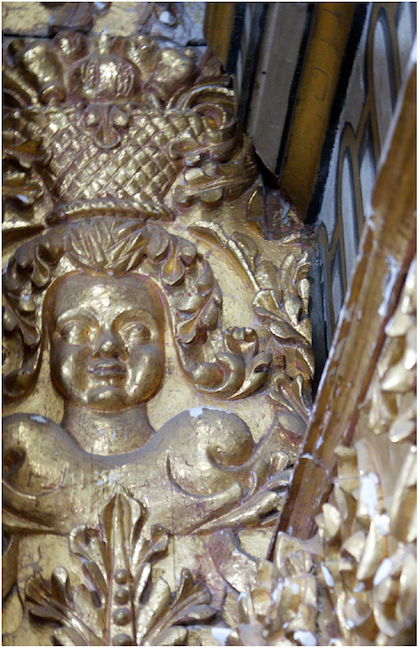 Detalhe de figura de sereia portando cesto com frutas tropicais, paredes laterais do altar-mor, Bas&iacute;lica de Salvador, s&eacute;culo XVII. Fotografia do autor