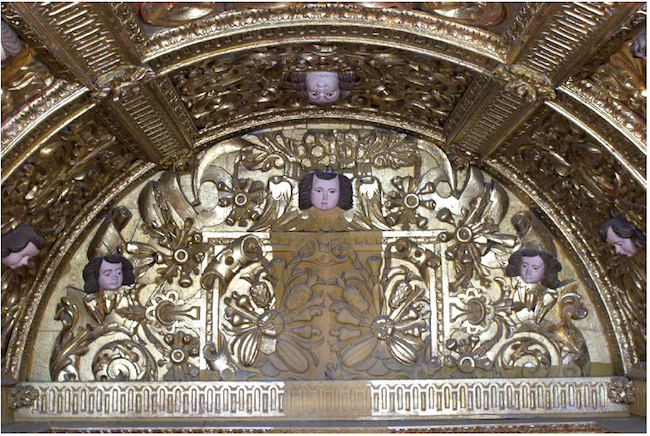 Painel com representa&ccedil;&atilde;o de frutas tropicais (abacaxi, cacau e caju, ao centro) na parede de fundo do camarim do altar-mor da Bas&iacute;lica de Salvador, final do s&eacute;culo XVII. A parte fosca ao centro corresponde ao espa&ccedil;o ocupado pela imagem do Sant&iacute;ssimo Sacramento, que foi deixado sem douramento na &uacute;ltima restaura&ccedil;&atilde;o. Fotografia do autor
