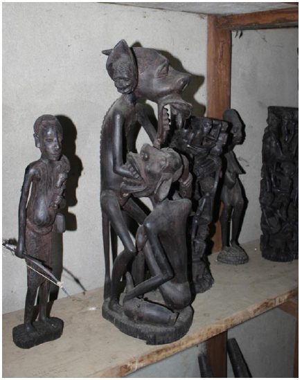 Escultura shetani na loja da associação de escultores de Nandimba em contraste com peças de outros estilos (Planalto de Mueda/Moçambique).38