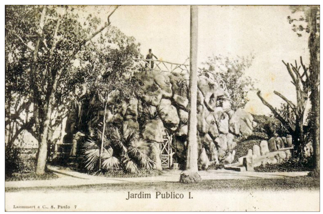 Gruta com mirante no Jardim da Luz, mandada construir por Abelardo de Brito, em 1879. A gruta armazenava &aacute;gua para todo o parque. Cart&atilde;o-postal sem data. Laemmert & c.