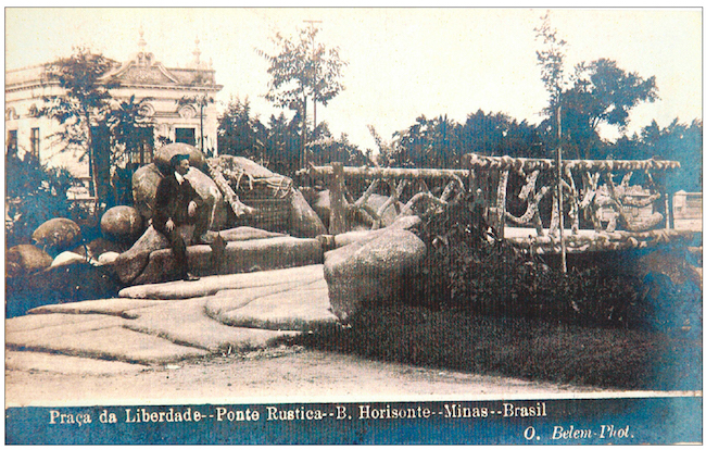 Cart&atilde;o-postal mostrando uma das pontes em rocaille da pra&ccedil;a da Liberdade. Acervo Museu Hist&oacute;rico Ab&iacute;lio Barreto (MHAB), Belo Horizonte.