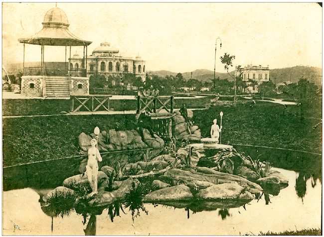 Cart&atilde;o-postal mostrando lago, est&aacute;tuas e rocailles da pra&ccedil;a da Liberdade. Acervo Museu Hist&oacute;rico Ab&iacute;lio Barreto (MHAB), Belo Horizonte.